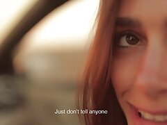Une mamie blonde video amateur française et une adolescente blonde s'amusent ensemble sur le canapé