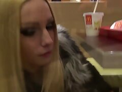 De superbes sexe allemand amateur filles font un trio lesbien amateur amusant sur le canapé