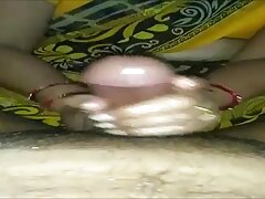 Une star du porno avec d'énormes sexe hard amateur francais faux seins se fait pénétrer sur le canapé