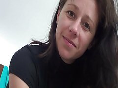 Une fille porno torride porno amateurfrançais dans des filets de pêche roses Kyra Hot se fait baiser si fort