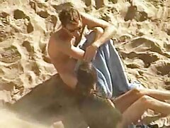 Un trio amateur allemand mec bizarre câline sa copine pendant qu'un autre homme la baise
