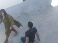 Une femme pratique porno amateurfrançais le sexe lesbien avec un possesseur de cheveux courts