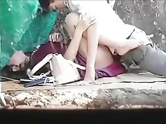 Une milf au gros cul avec une chatte poilue sextape amateur gratuite se fait pénétrer sur le canapé
