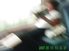 Une bimbo à gros seins est avec une video porno française amateur fille et un mec sur le lit, en train de baiser