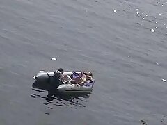 Une chienne sextape française amateur chaude avec de gros faux seins se fait défoncer sur le lit
