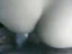 Une blonde chaude secoue ses gros french video amateur seins naturels tandis que deux hommes la désossent