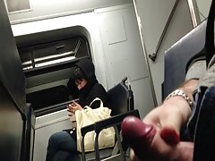 Une milf et une ado font des trucs amateur porn french torrides avec une bite sur le lit
