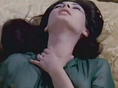 Un petit ami envoie une fille femme amateur francaise au garage où un mécanicien attend pour percer