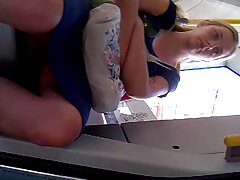Une voyeur francais sexe dame brune donne un bon rimjob et se fait défoncer par le vagin