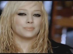 Salope brune à la porno candaulisme amateur chatte rasée se branle dans le jardin.