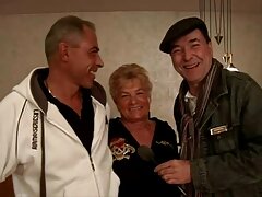 Deux copains excités baisent cette incroyable femme cougar vidéo française amateur