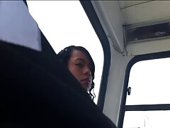 Une blonde prend soin de ses french porn amateur besoins au bar sur le tabouret