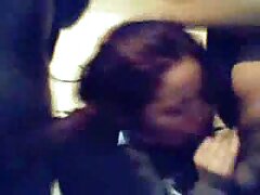 Une rousse au corps maigre joue sur amatrice gorge profonde le canapé avec un homme