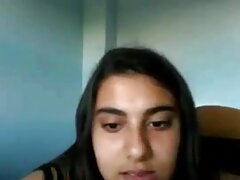 Une femme asiatique sexy et exotique est sur le dos sex voyeur francais sur le lit, bossue