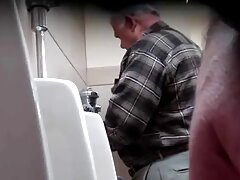 Une fille solo avec un concombre s'amuse seule xamateur fr dans la cuisine