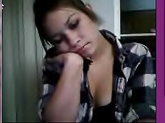 Une dame asiatique sexy avec des lignes de bronzage écarte ses longues jambes ici porno francais couple amateur