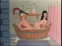 Une femme sexy suit un couple amateur francais sexe ami sur le tapis pour se faire baiser