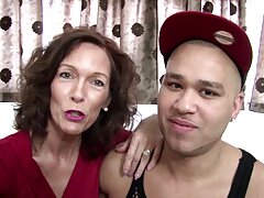 Un monstre amateur french porn mince bien empalé par un beau mec sur le canapé