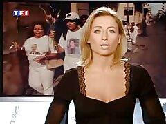 Deux cougar amateur française mulâtres aux cheveux bouclés entrent dans les mains d'un athlète blanc