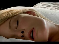 Une blonde qui adore secouer le cul porn amateurs français est sur le canapé en train de se faire sodomiser