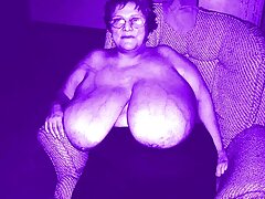 Une bimbo aux gros seins laisse ses seins être porno amateur française vénérés dans ce film