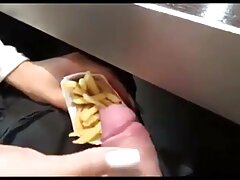 Une fille mince qui a de petits seins video porno francaise amatrice est assise sur une grosse bite