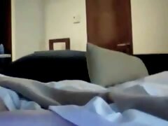 Mamie blonde obtient une bite porno amateur italien plus jeune dans sa chatte humide sur le soa