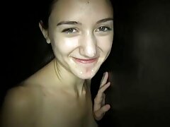 Une salope infidèle prend une éjaculation faciale porno amateur américain chaude de son amant