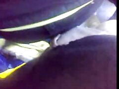 Une brune bien roulée s'amuse beaucoup amateur voyeur francais sur le renflement du voisin