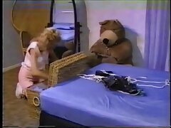 Une sale amateur belge porn dame se fait baiser par deux mecs sur le sol