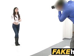 Cette nana amateur est seule sur son lit amateur french tubes et joue avec cette chatte